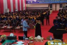 Penyerahan Daftar Wisudawan Universitas Riau kepada Ketua Umum IKA UNRI dalam Sidang Senat Terbuka Tanggal  22-23 Juli 2024