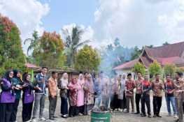 Mahasiswa Unri Hibahkan Pembakar Sampah Minim Asap